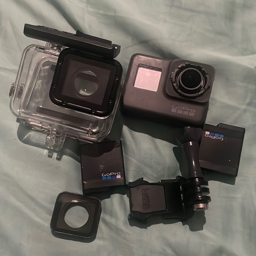 Gopro5 works good like new just don’t need anymore got a new one